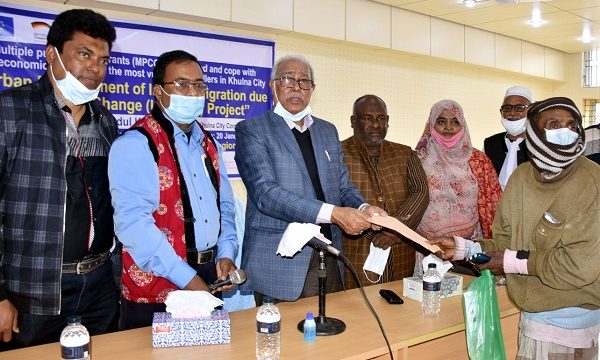 খালিশপুরে দরিদ্রদের মাঝে শর্তহীন নগদ অর্থ বিতরণ কর্মসূচির উদ্বোধন করেন কেসিসি মেয়র