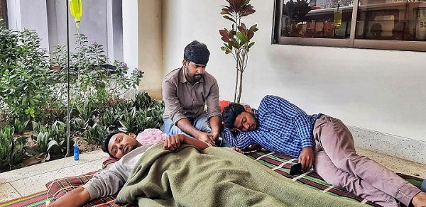 খুবিতে অনশনরত দুই শিক্ষার্থী অসুস্থ, একজনকে স্যালাইন দেওয়া হচ্ছে