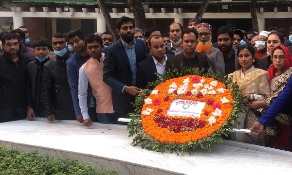 বঙ্গবন্ধুর সমাধিতে কুয়েটের অফিসার্স এসোসিয়েশনের নবনির্বাচিত কমিটির শ্রদ্ধা নিবেদন