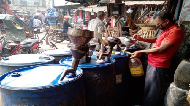 যশোরে চাল ও তেলের বাজার লাগামহীন