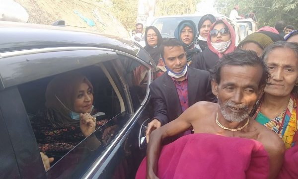 পথে পথে অসহায়দের হাতে কম্বল তুলে দিলেন এমপি পত্মী সারমিন সালাম