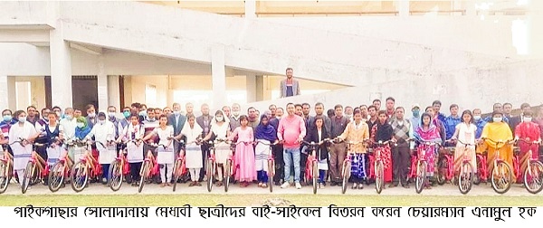 পাইকগাছার সোলাদানায় মেধাবী ছাত্রীদের বাই-সাইকেল বিতরন করেন চেয়ারম্যান এনামুল হক