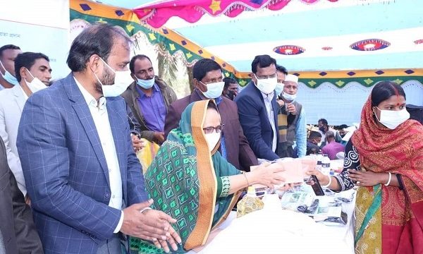 করোনায় ক্ষতিগ্রস্থ সুন্দরবনের ভিসিএফ সদস্যদের নগদ অর্থ ও পণ্য সহায়তা দিলেন উপমন্ত্রী হাবিবুন নাহার