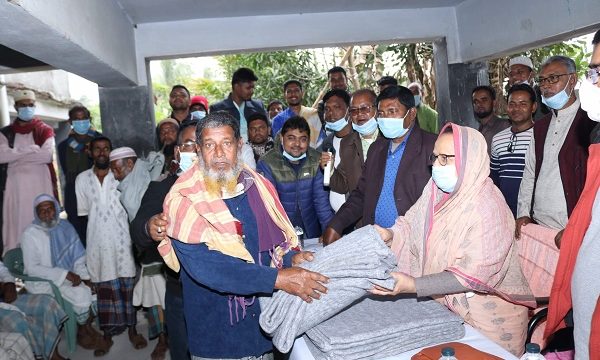 মোংলায় শীতার্ত পরিবারের হাতে কম্বল তুলে দিলেন উপমন্ত্রী হাবিবুন নাহার