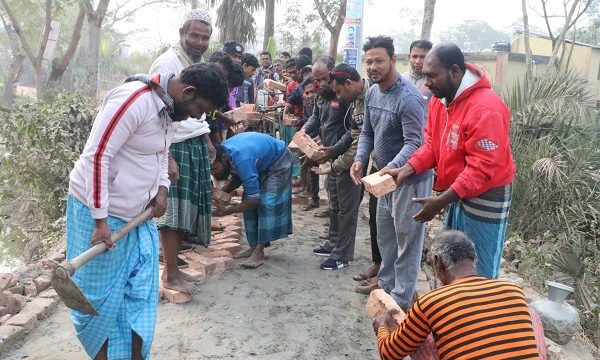 কয়রায় ইউপি মেম্বরের সহযোগিতায় স্বেচ্ছাশ্রমে রাস্তা সংস্কার