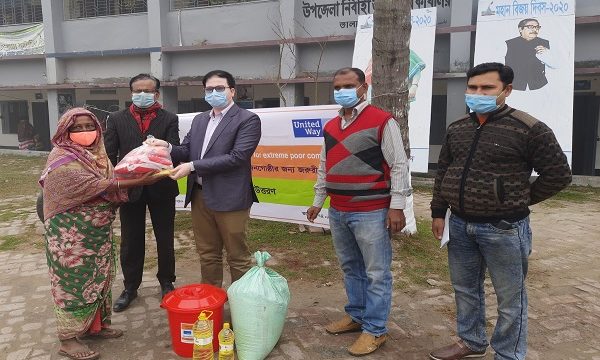 তালায় প্রান্তিক জনগোষ্ঠীর মাঝে উত্তরণের ত্রাণ সহায়তা