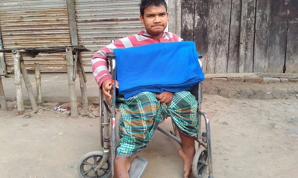 তালায় প্রতিবন্ধী শিশুদের মাঝে কম্বল বিতরণ