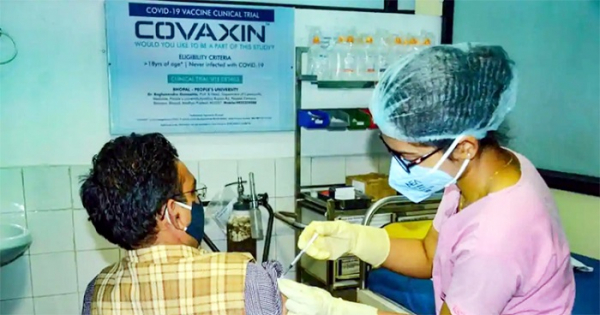 যে প্রক্রিয়ায় ভ্যাকসিন দিচ্ছে ভারত