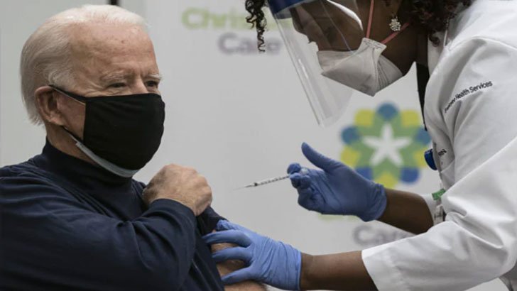 করোনার টিকার দ্বিতীয় ডোজ নিচ্ছেন বাইডেন