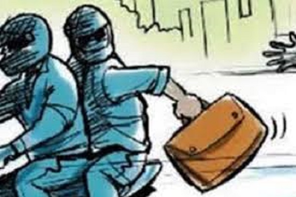 পেছন ফিরতেই ৪ লাখ টাকার ব্যাগ উধাও