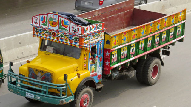 খুলনার সড়কে বেপরোয়া ট্রাক, ঝরছে প্রাণ