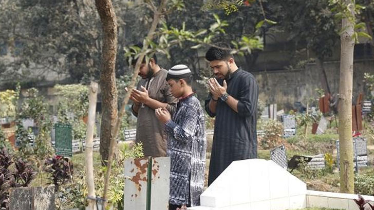 কবর জিয়ারত করবেন যেভাবে