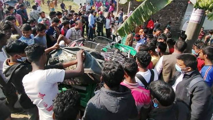 অটোরিকশাকে দুইশ’ গজ টেনে নিয়ে যায় ঘাতক বাস