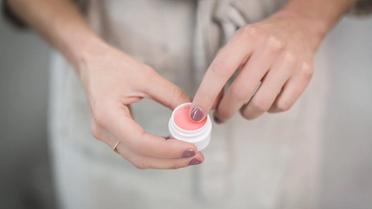 সুন্দর ঠোঁটের জন্য ঘরে তৈরি করুন লিপবাম