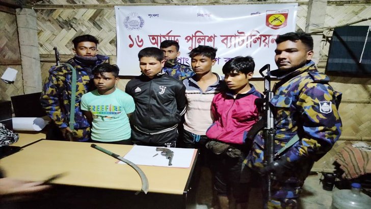 গভীর রাতে অভিযান, অস্ত্র-গুলিসহ ৪ রোহিঙ্গা আটক