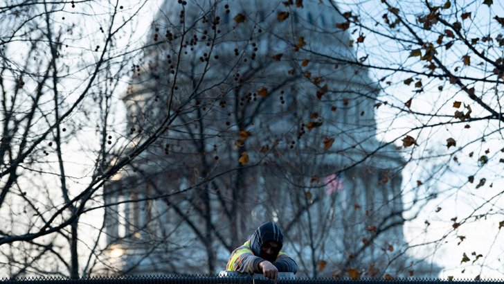 টানা ৫ ঘণ্টা টয়লেটে কংগ্রেসওম্যান