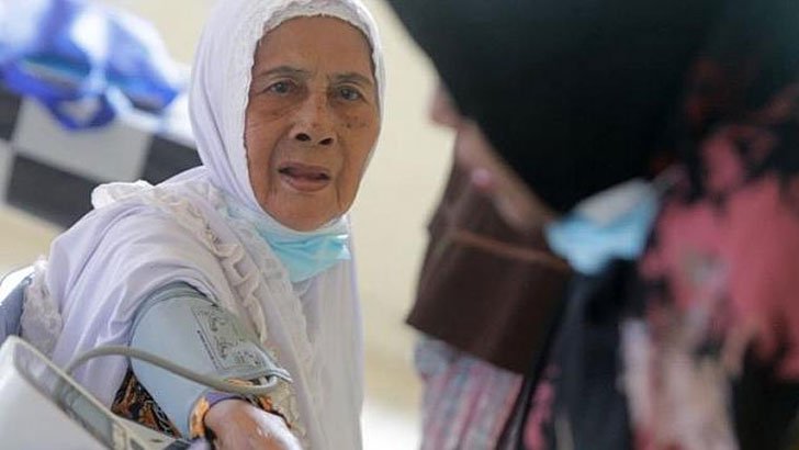 প্রবীণ নয় তরুণদের টিকা দিতে আগ্রহী ইন্দোনেশিয়া, সমালোচনা