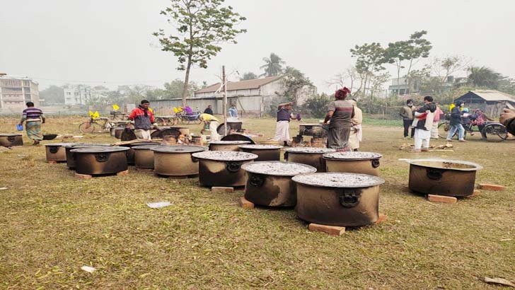 বড় ডেকচিতে পোলাও রান্না করে পাঠানো হচ্ছিল ভোটারদের বাড়ি বাড়ি
