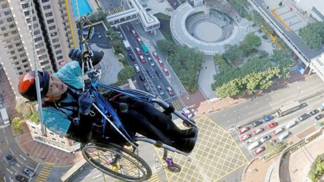 হুইলচেয়ারে করে ২৫০ মিটার উঁচুতে উঠলেন পা হারানো পর্বতারোহী