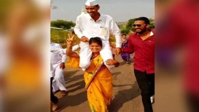 নির্বাচনে জেতায় স্বামীকে কাঁধে নিয়ে ঘুরলেন স্ত্রী, ছবি ভাইরাল