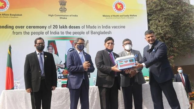 বাংলাদেশের হাতে উপহারের টিকা তুলে দিল ভারত