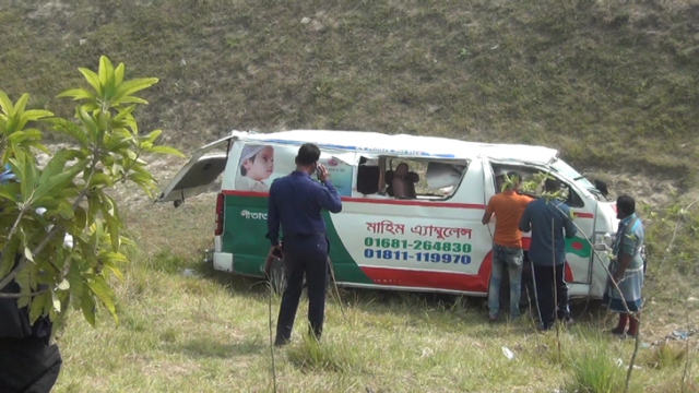 পথচারী বাঁচাতে রোগীবাহী অ্যাম্বুলেন্স উল্টে নিহত ২