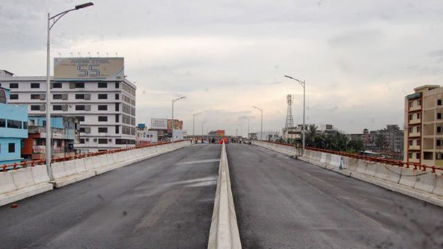 হানিফ ফ্লাইওভারে বাসচাপায় পুলিশসহ ২ জন নিহত