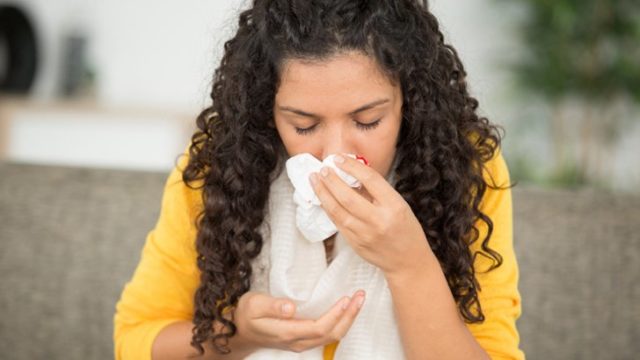 হঠাৎ নাক দিয়ে রক্ত ঝরলে কী করবেন