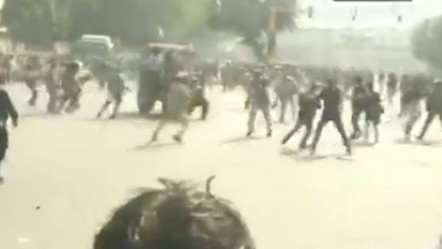 দিল্লিতে ট্রাক্টর দিয়ে পুলিশকে ধাওয়া, সংঘর্ষ