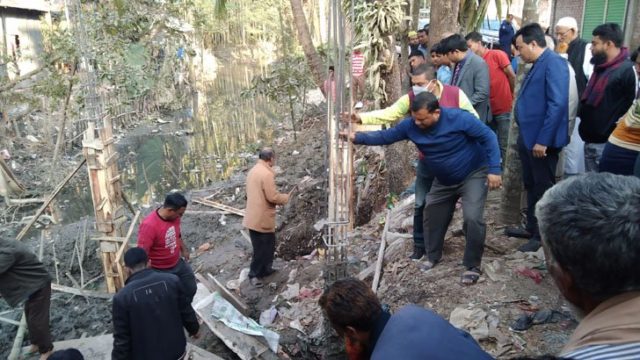 খালের উপর নির্মাণাধীন ভবন ভেঙে নিলামে বিক্রি