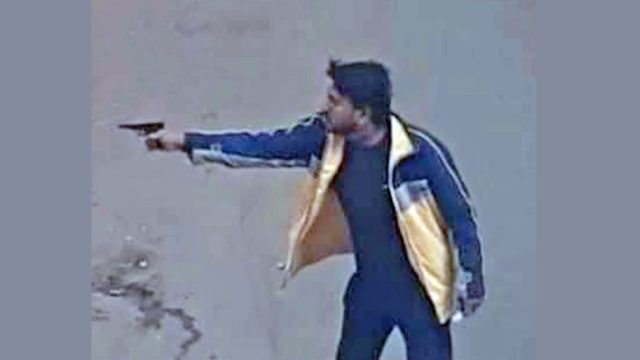 অস্ত্রধারী সেই ছাত্রলীগ নেতাকে খুঁজছে পুলিশ