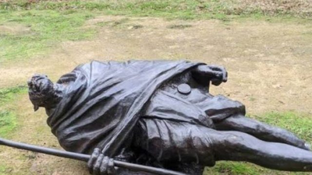 যুক্তরাষ্ট্রে ভাঙ্গা হলো গান্ধীর ভাস্কর্য, ভারতের নিন্দা