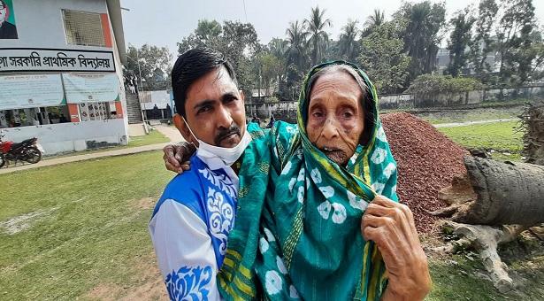 নাতির কোলে চড়ে ভোট দিলেন ১০৪ বছর বয়সী ফাতেমা