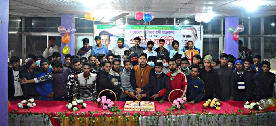 ছাত্রদলের ৪২তম প্রতিষ্ঠা বার্ষিকী কেক কেটে উদযাপন করে খুলনা মহানগর ছাত্রদলের সাবেক সাংগঠনিক সম্পাদক রসিউর রহমান রুবেল