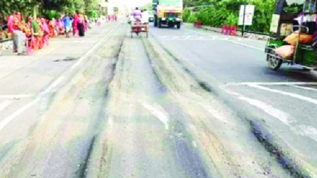 ভুল নকশায় খুলনা-য‌শোর মহাসড়ক, কাজ শেষের আগেই ‘ঢেউ’ তুলছে
