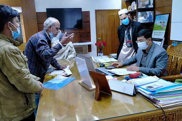 জেলা প্রশাসকের সম্মাননা পেয়ে কাঁদলেন বীর মুক্তিযোদ্ধা অশোক