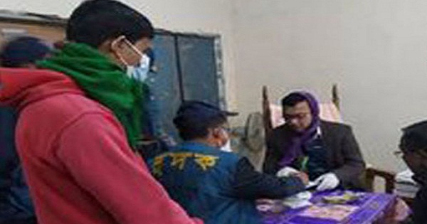 সাব-রেজিস্ট্রার অফিসের ঝাড়ুদারের পকেটে মিললো ঘুষের ৭৪৬১৪ টাকা