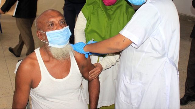 খুলনায় প্রথমদিনে টিকা নিয়েছেন ৮শ’ ৬৩ জন