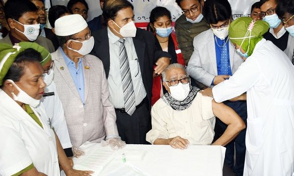নিজে টিকা গ্রহণের মাধ্যমে খুলনায় করোনা ভ্যাকসিন কার্যক্রমের উদ্বোধন করলেন সিটি মেয়র