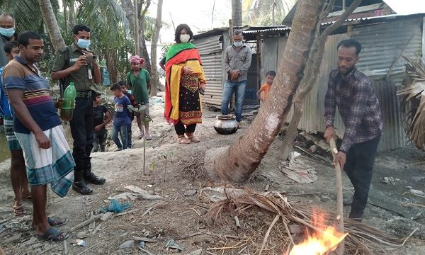 মোল্লাহাটে ভ্রাম্যমাণ আদালতে জেলি পুশকৃত ২মণ চিংড়ি মাছ পুড়িয়ে ভষ্ম