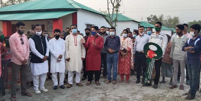 দিঘলিয়ায় ভূমিহীন ও গৃহহীনদের ঘরের চাবি হস্তান্তর
