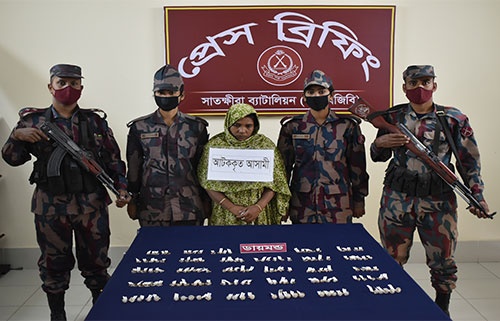 সাতক্ষীরা সীমান্তে ১৪৮টি ডায়মন্ডের আংটিসহ চোরাকারবারি আটক
