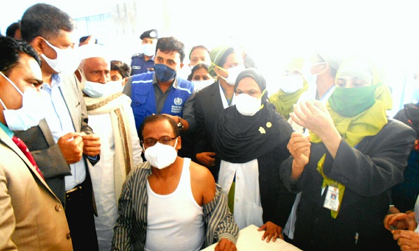 মাগুরায় ডাক্তার ও সেবিকাদের করোনা ভ্যাকসিন দেওয়ার মধ্য দিয়ে টিকাদান কর্মসূচি’র উদ্বোধন