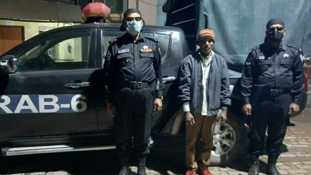যশোরে র‌্যাবের অভিযানে চোলাই মদসহ বি‌ক্রেতা গ্রেপ্তার