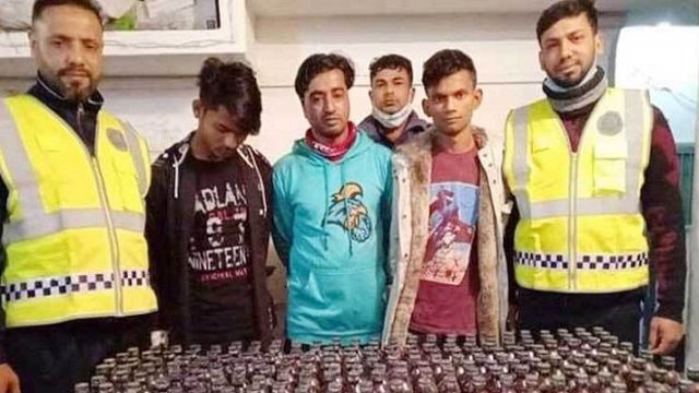 বেনাপোলে ফেনসিডিলসহ তিন মাদক পাচারকারী আটক