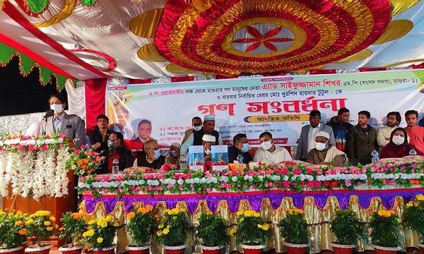 মাগুরায় সোনার নৌকা দিয়ে এমপি এবং মেয়র”কে গন-সংবর্ধনা