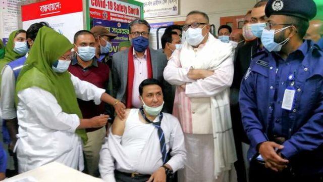 সাতক্ষীরায় প্রথম করোনার টিকা নিলেন জেলা প্রশাসক