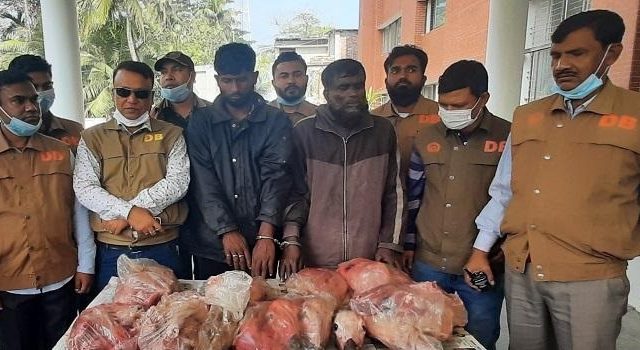 বাগেরহাটে ৪২ কেজি হরিণের মাংসসহ বাবা ছে‌লে আটক