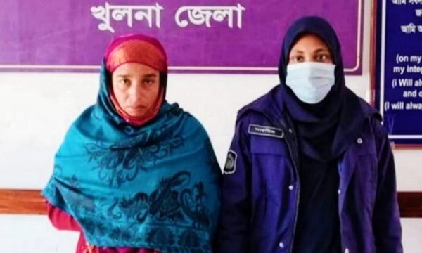 পাইকগাছা থানা পুলিশ অভিযান চালিয়ে ৩০বোতল ফেনসিডিল সহ মহিলা আটক