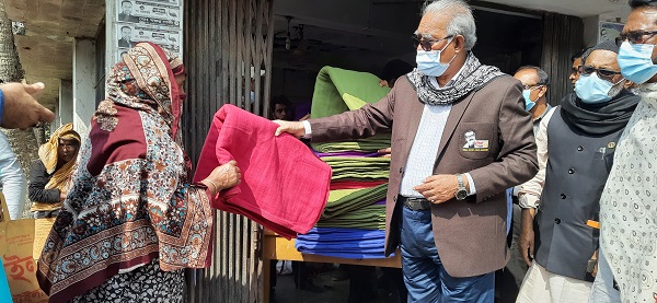 মোংলায় ৯শ শীতার্তের মাঝে কম্বল বিতরণ